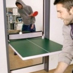Tavolo da ping pong nella porta
