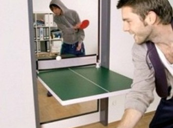 Tavolo da ping pong nella porta