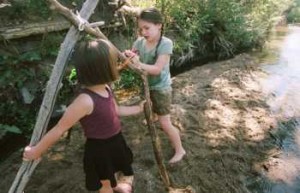 bambini giochi bosco