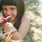 I lega bastoni per costruire le capanne dei bambini