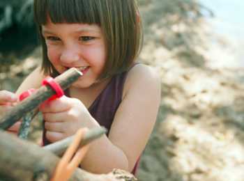 I lega bastoni per costruire le capanne dei bambini